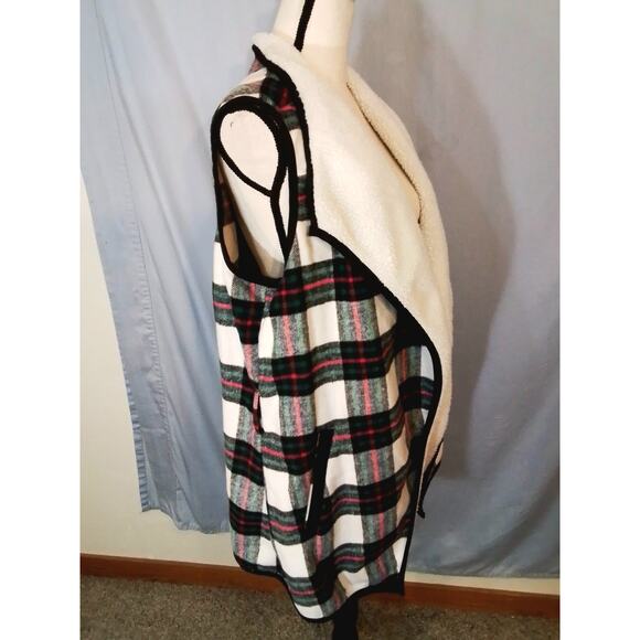 Christopher & Banks : Winter best, green plaid. Christmas themed. - Picture 2 of 6